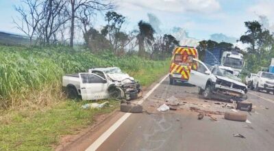 Imagem da notícia Batida frontal entre picapes deixa dois mortos na BR-163, em Bandeirantes