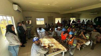 Imagem da notícia PM e Detrat realizam palestra sobre segurança no trânsito para funcionários de empresa em Sonora