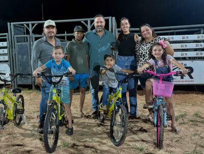 Imagem da notícia Prefeito Weliton Guimarães participa da entrega de bicicletas no Rancho 359, em Alcinópolis