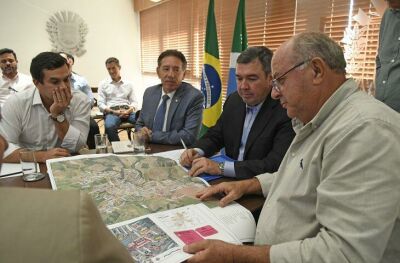 Imagem da notícia Riedel confirma pavimentação dos bairros Jardim Planalto e Santa Terezinha em Rio Verde de MT