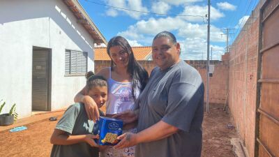 Imagem da notícia Secretaria de Assistência Social distribui panetones para beneficiários em clima natalino em Figueirão