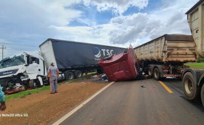 Imagem da notícia Cabine é arrancada em batida violenta entre duas carretas na MS-306, em Chapadão do Sul