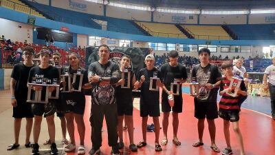Imagem da notícia Coxim e Rio Verde brilham em festival de lutas na Capital e conquistam títulos no Muay Thai e Kickboxing