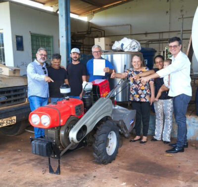Imagem da notícia Assentamento Mateira recebe microtrator e empilhadeira para fortalecer agricultura familiar em Paraíso das Águas