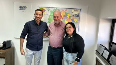 Imagem da notícia Prefeito Murilo garante ambulância UTI e entrega micro-ônibus escolar para Pedro Gomes