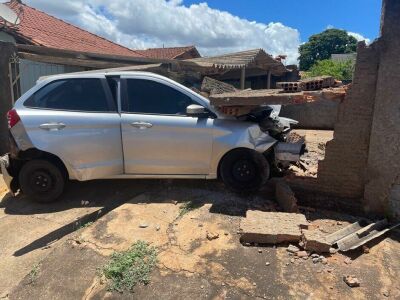 Imagem da notícia Motorista foge após bater em moto e derrubar muro de casa em Paranaíba