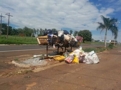 Imagem da notícia Moradores pedem ajudam da prefeitura da Cassilândia para retirar lixo jogado na calçada 