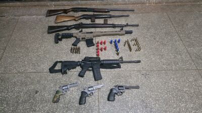 Imagem da notícia Arsenal de guerra é apreendido em carro de família na MS-240, entre Inocência e Paranaíba