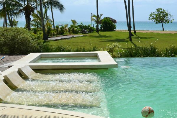 Imagen 1 de Casa grande, de pie sobre la arena, frente al mar en Caribe