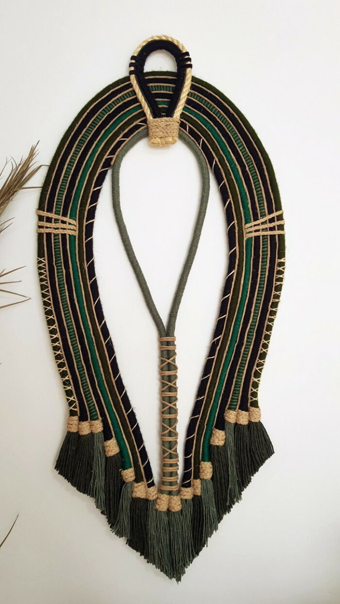 Imagem de https://cdn.interago.com.br/img/jpg/w_0_q_8/111/mc/BLOG/Cocar/cocar-para-decoracao-textil-macrame-58cm-x-100cm-cocar-decorativo