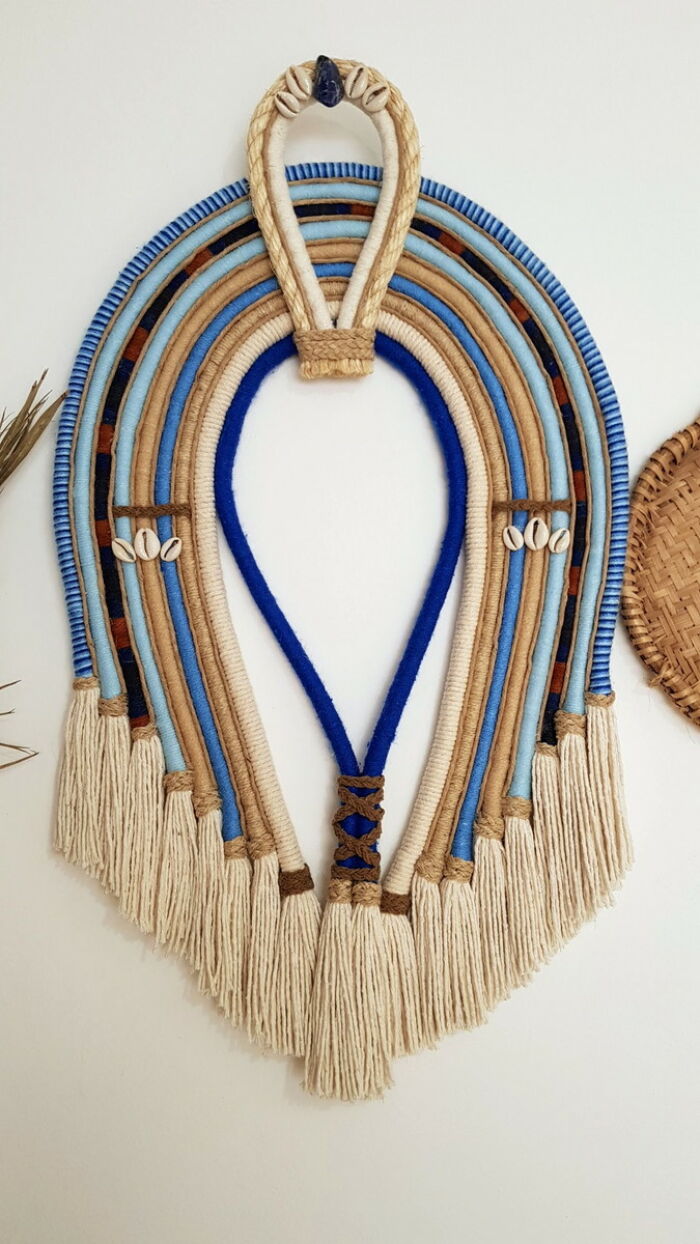 Imagem de https://cdn.interago.com.br/img/jpg/w_0_q_8/111/mc/BLOG/Cocar/cocar-para-decoracao-textil-macrame-cocar-indigena-azl