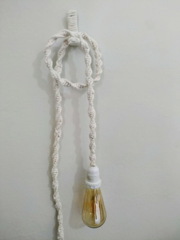 Imagem de https://cdn.interago.com.br/img/jpg/w_0_q_8/111/mc/PRODUTOS/Macramê/luminaria-macrame-pendente-agatha