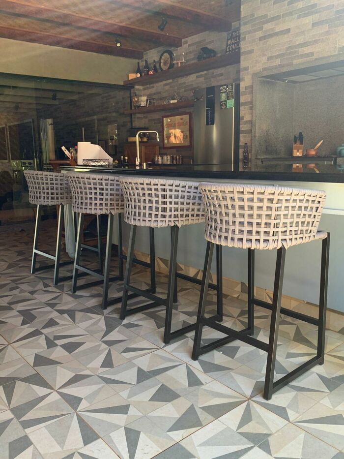 Imagem de https://cdn.interago.com.br/img/jpg/w_0_q_8/17/mc/Banquetas e Bistros/Banqueta Berlim