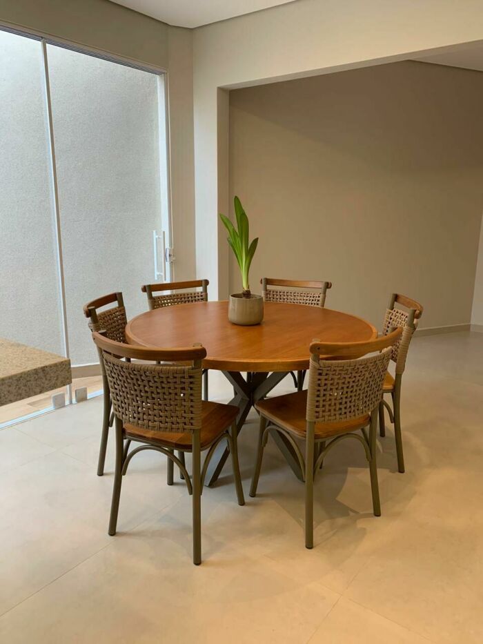 Imagem de https://cdn.interago.com.br/img/jpg/w_0_q_8/17/mc/Mesas/Mesa Redonda 130cm com Cadeira Milano
