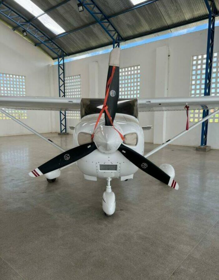 Imagem de https://cdn.interago.com.br/img/jpg/w_0_q_8/375/mc/Páginas/02. Catalogo/Monomotor/CESSNA C182/CESSNA C182