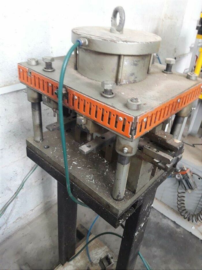 Imagem de PRENSA STAMPO SUPREMA USADA PNEUMATICA 3 PLANOS ESQUADRIAS DE ALUMINIO