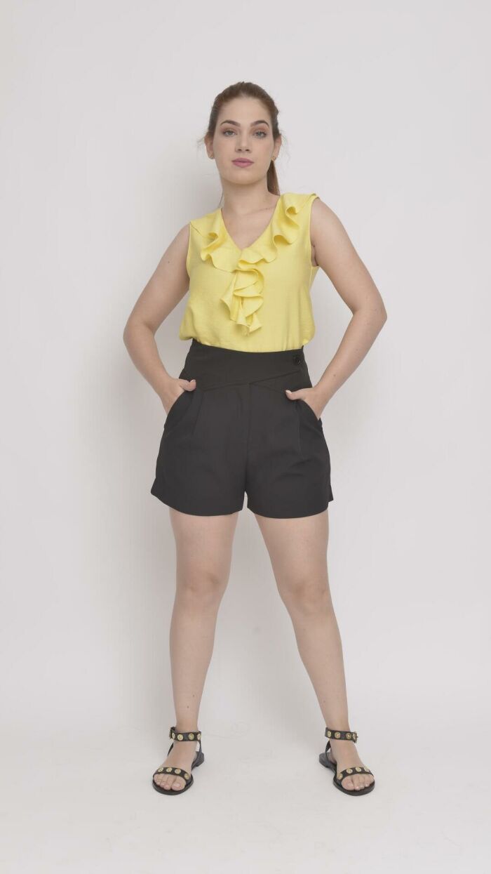 Imagem de Short Preto com Detalhe Transpassado no Cós e Botão - Estilo Moderno e Confortável