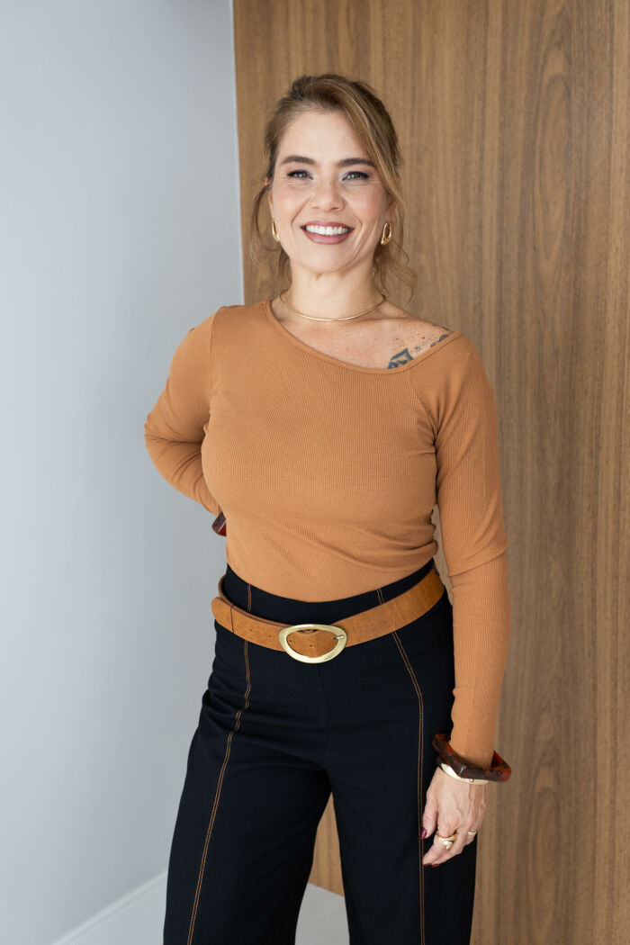 Imagem de Blusa Janaina - Caqui - Canelada, Moderna e com Decote Assimétrico de M/L