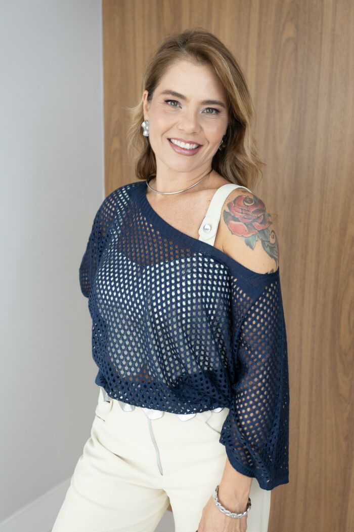 Imagem de Blusa Trama em Tricot Vazado - Azul Marinho - Transparência e Estilo em Uma Peça Cheia de Personalidade