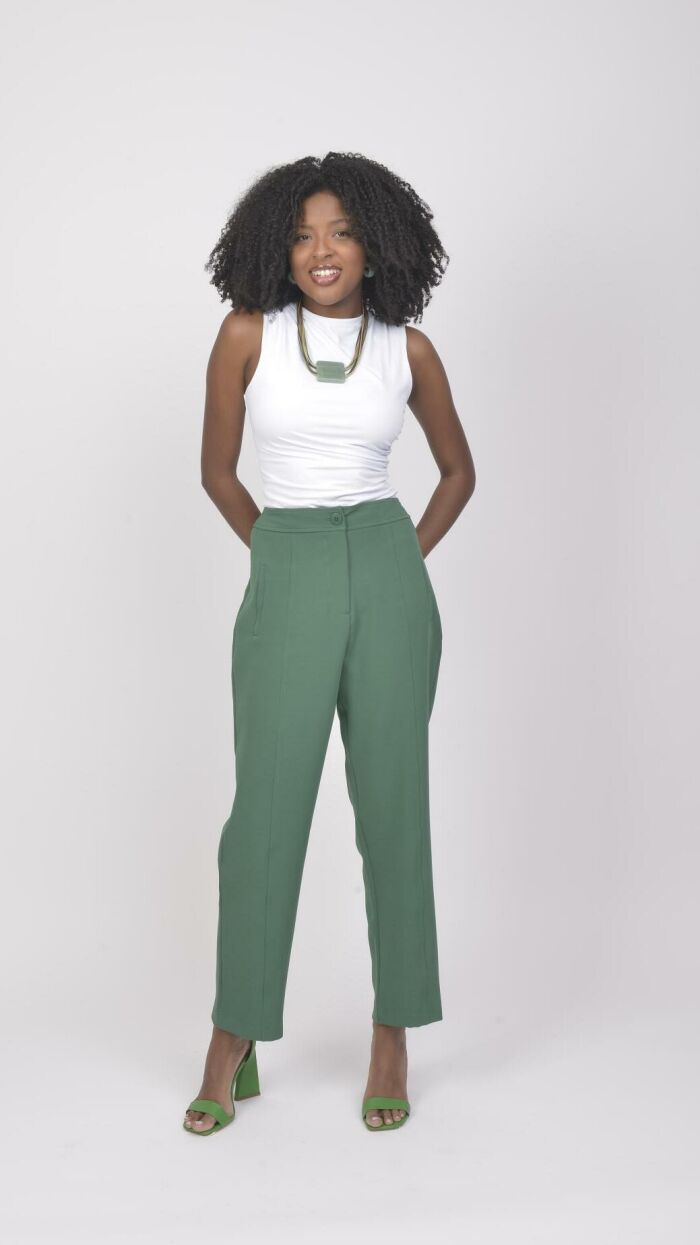 Imagem de Calça Verde Reta de Alfaiataria com Cintura Alta e Vinco Frontal - Estilo Sofisticado e Versátil para Todos os Momentos