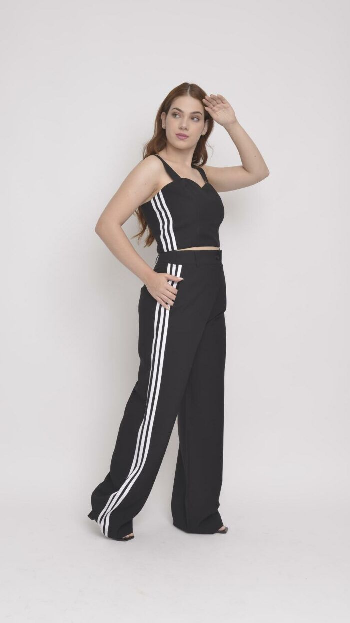 Imagem de Conjunto Preto de Alfaiataria Feminino: Calça Reta e Cropped com Listras Laterais para Estilo Sofisticado
