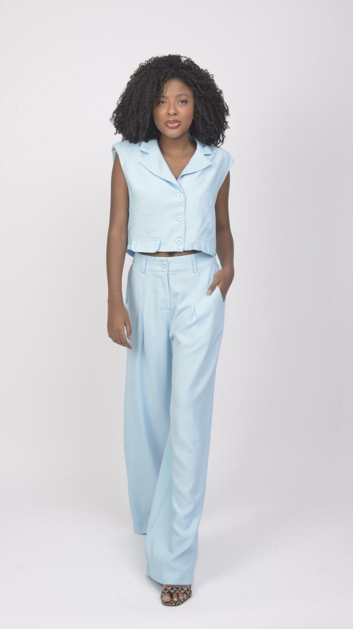 Imagem de Conjunto Azul de Alfaiataria Feminino: Calça Reta com Prega e Camisa Cropped com Ombreira para Look Sofisticado e Moderno