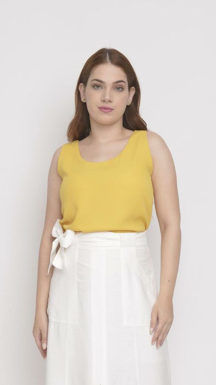 Imagem de Regata Feminina Amarelo Mostarda em Crepe com Decote U - Versátil e Elegante