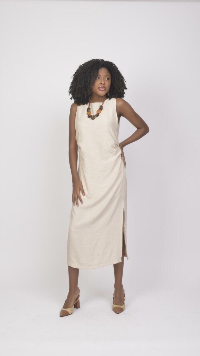 Imagem de Vestido Bege com Drapeado e Fenda Lateral - Elegância e Ousadia