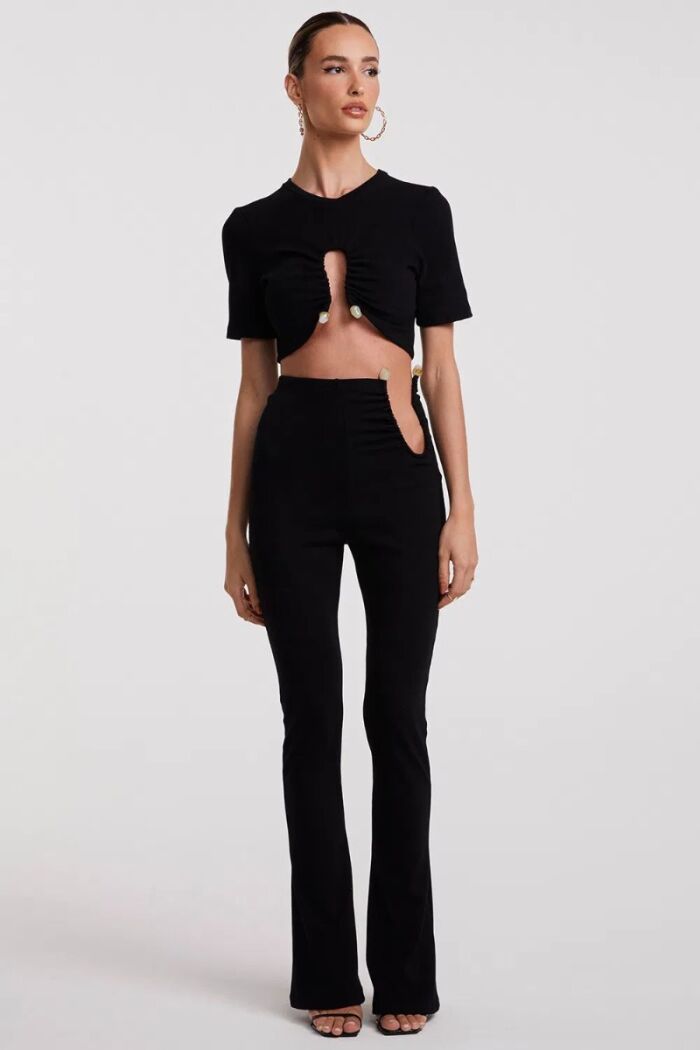 Imagem de Cropped Manga Curta Com Abertura No Busto E Detalhe de Metal Zen