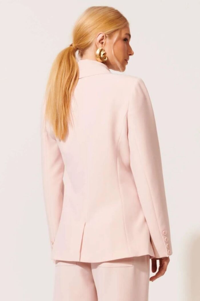 Imagem de Blazer Gisela Rosa Peach Le Blog