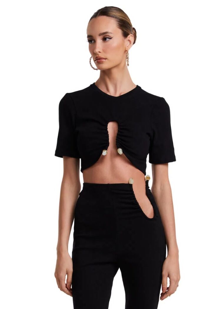 Imagem de Cropped Manga Curta Com Abertura No Busto E Detalhe de Metal Zen