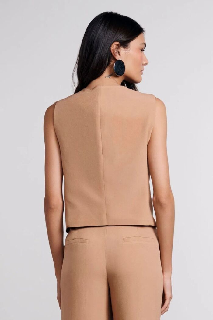 Imagem de Colete Virginia Caqui Latte Le Blog