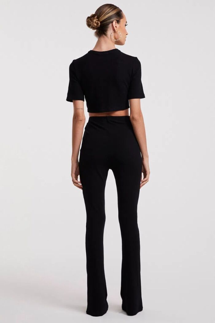 Imagem de Cropped Manga Curta Com Abertura No Busto E Detalhe de Metal Zen