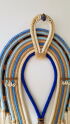 Imagem adicional 1 do item Cocar para Decoração Têxtil Macramê Tons Azul 40cm x 70cm