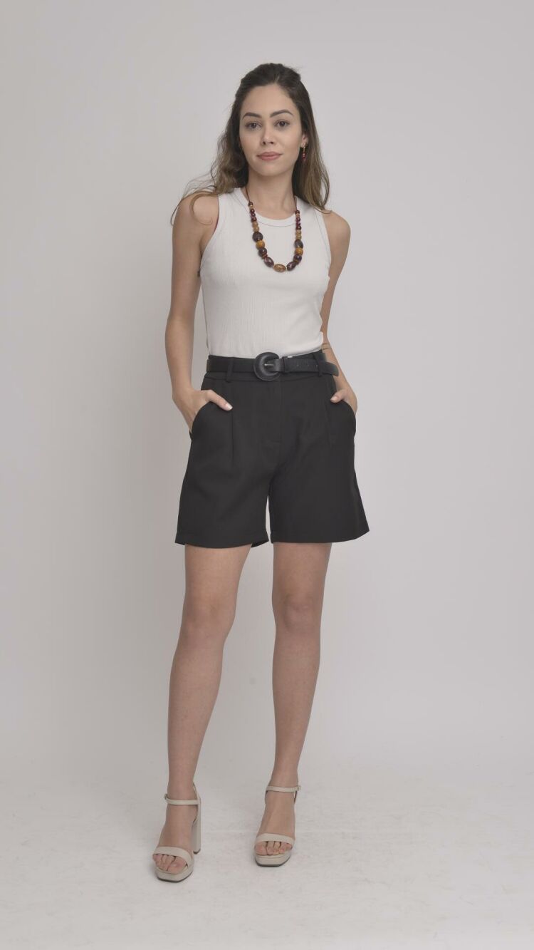 Imagem do produto Bermuda Helena Preta – Alfaiataria com Caimento Impecável e Detalhes Elegantes para Todas as Ocasiões