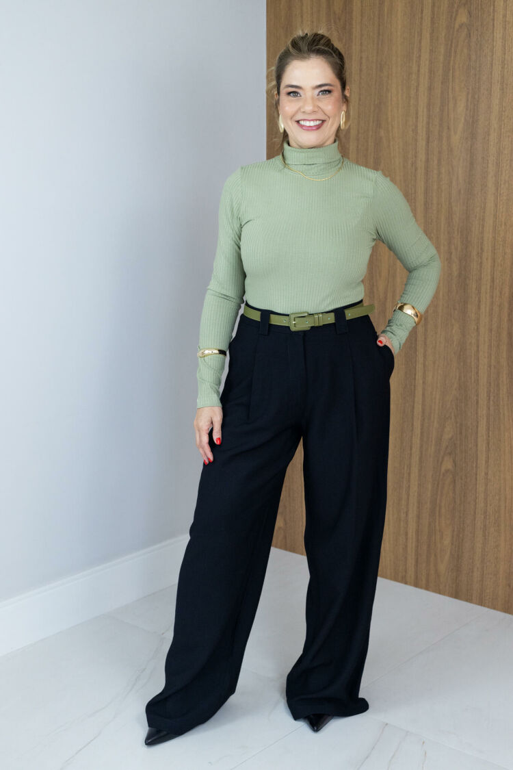 Imagem do produto Blusa Lia - Verde - Canelada, Gola Alta e Elegância Atemporal para o Dia a Dia