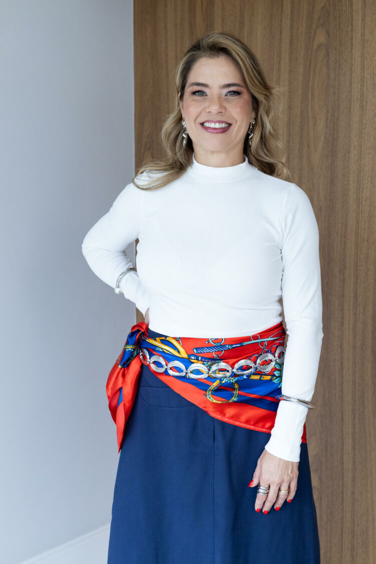 Imagem do produto Blusa Regina Cropped Canelada  - Branca - Justa na Medida e Ideal para o Dia a Dia