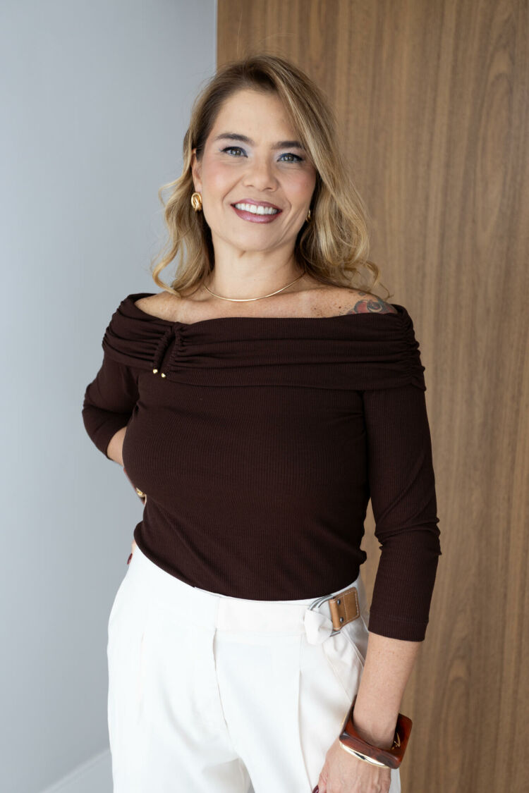 Imagem do produto Blusa Sophie Canelada - Marrom - Elegância com Toque Fashion no Ombro a Ombro