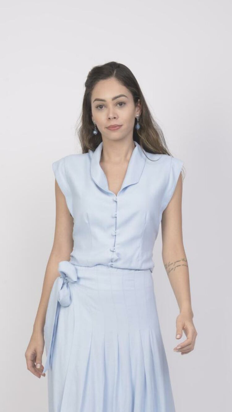 Imagem do produto Blusa Cropped de Alfaiataria Azul com Botões e Detalhe em Laço nas Costas - Sofisticação e Estilo