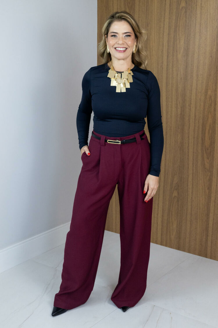 Imagem do produto Calça Iris - Marsala - De corte reto com destaque para o botão exclusivo