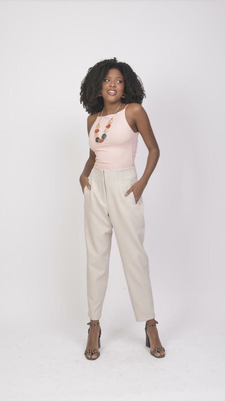 Imagem do produto Calça Skinny Bege de Alfaiataria de Cintura Alta com Bolsos Faca - Elegância e Ajuste Perfeito para Diversas Ocasiões