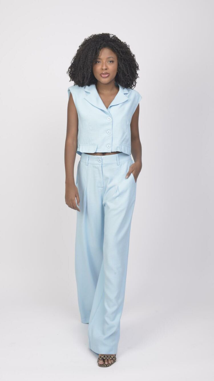 Imagem do produto Conjunto Azul de Alfaiataria Feminino: Calça Reta com Prega e Camisa Cropped com Ombreira para Look Sofisticado e Moderno