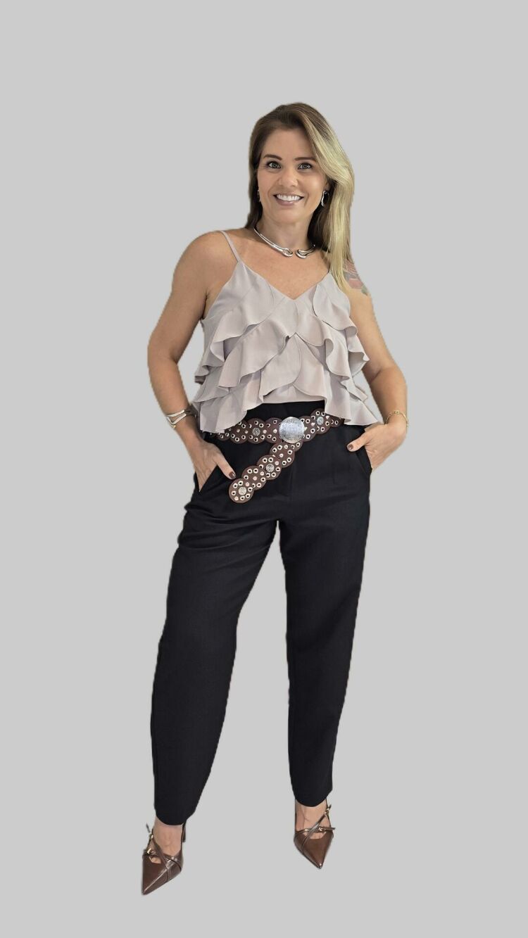 Imagem do produto Regata Ísis Areia em Crepe com Babado Boho Chic – Alças Finas com Regulagem, Elegância e Versatilidade