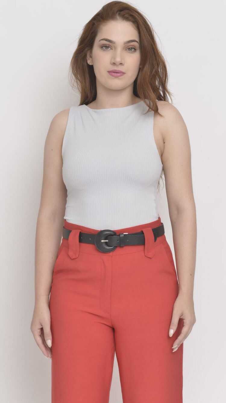 Imagem do produto Regata Canelada  Amélia Cinza com Recorte Joia - Elegância e Conforto para Diversas Ocasiões