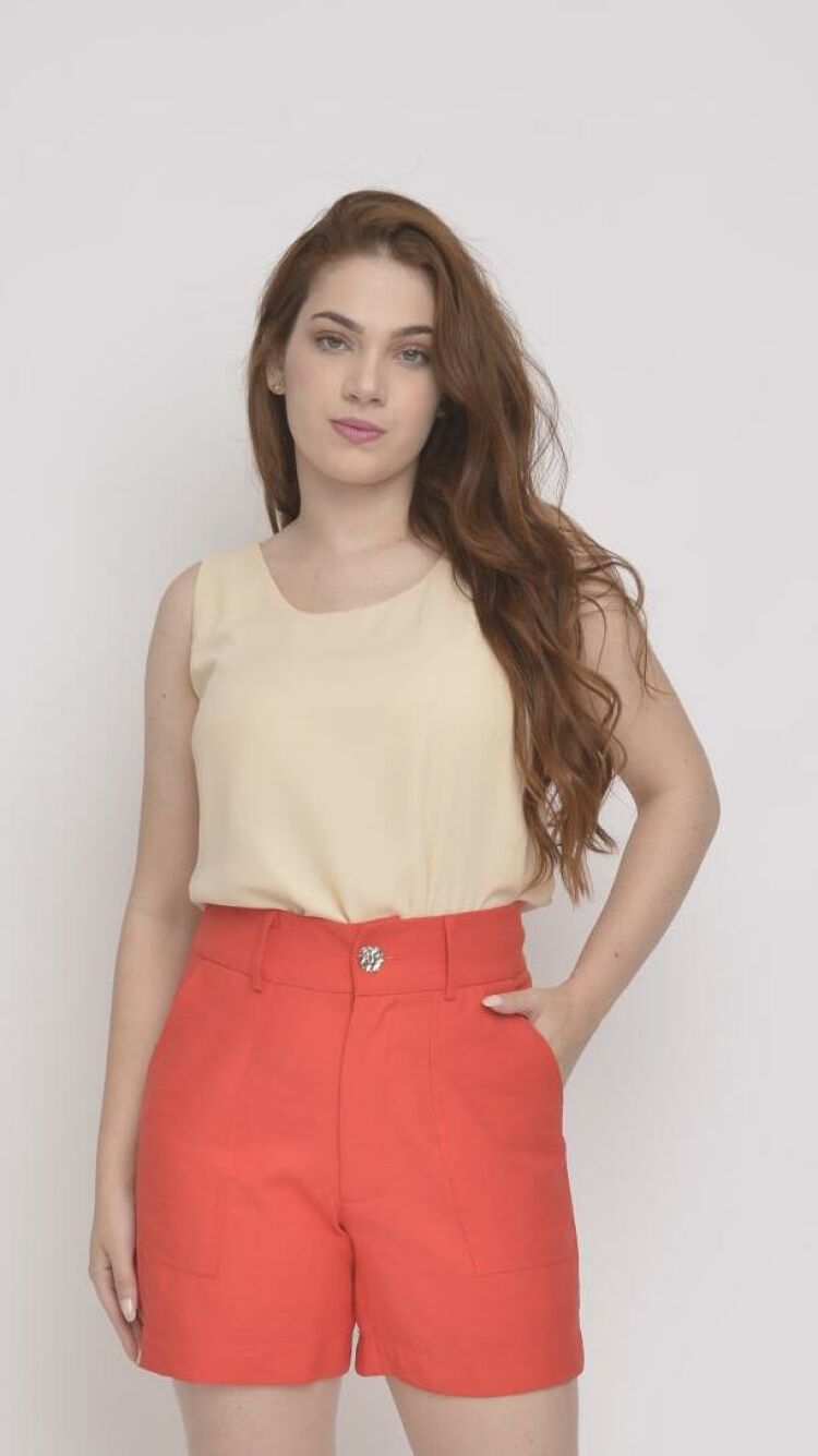 Imagem do produto Regata Feminina Bege em Crepe com Decote U - Versátil e Elegante