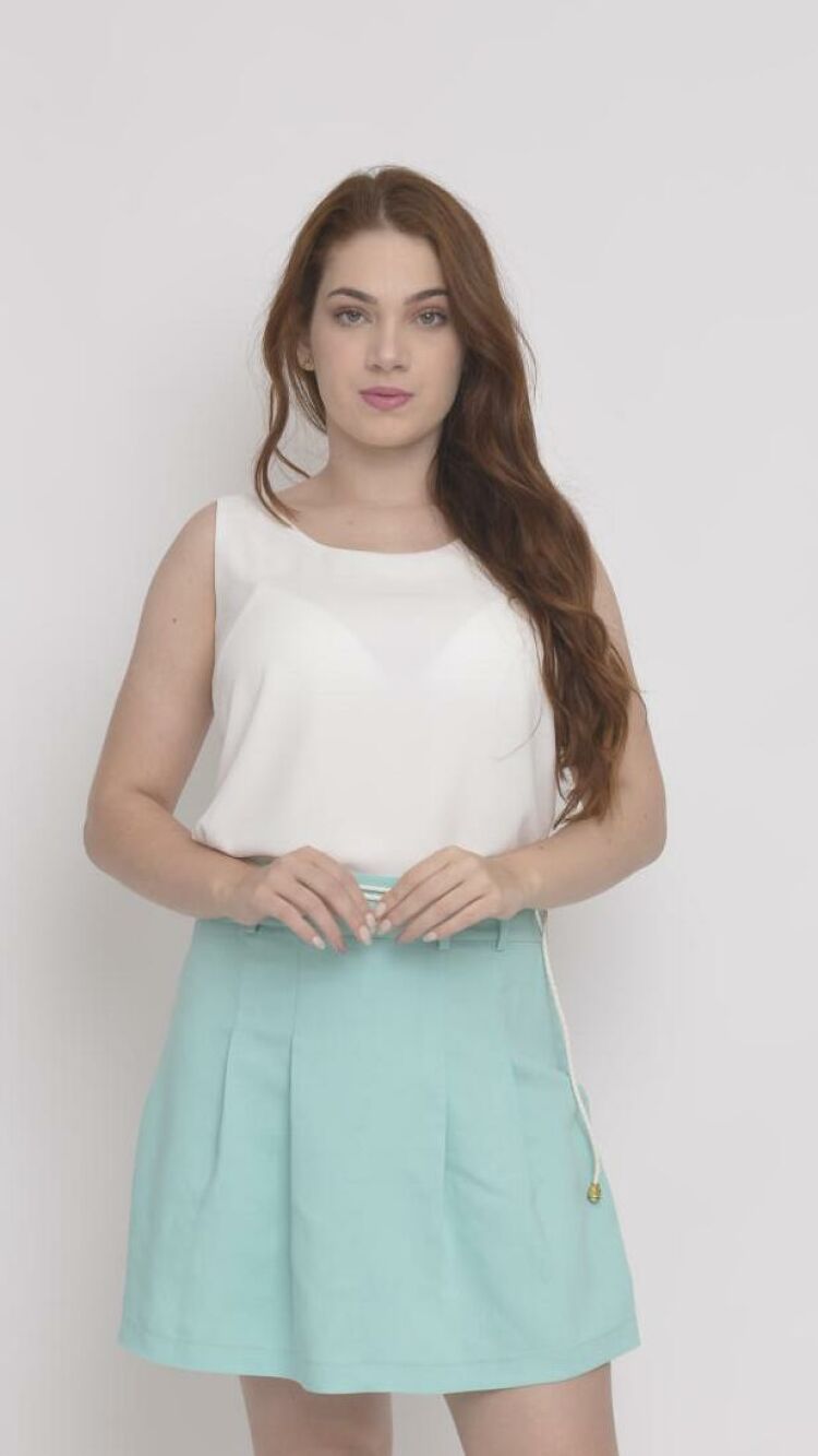 Imagem do produto Regata Feminina Branca em Crepe com Decote U - Versátil e Elegante