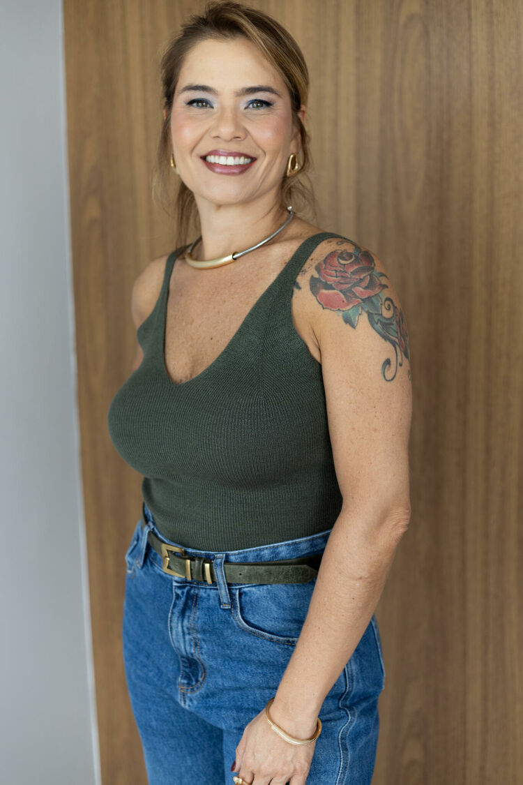 Imagem do produto Regata Nina Tricot - Verde Militar - Básica com Estilo e Toque Sofisticado