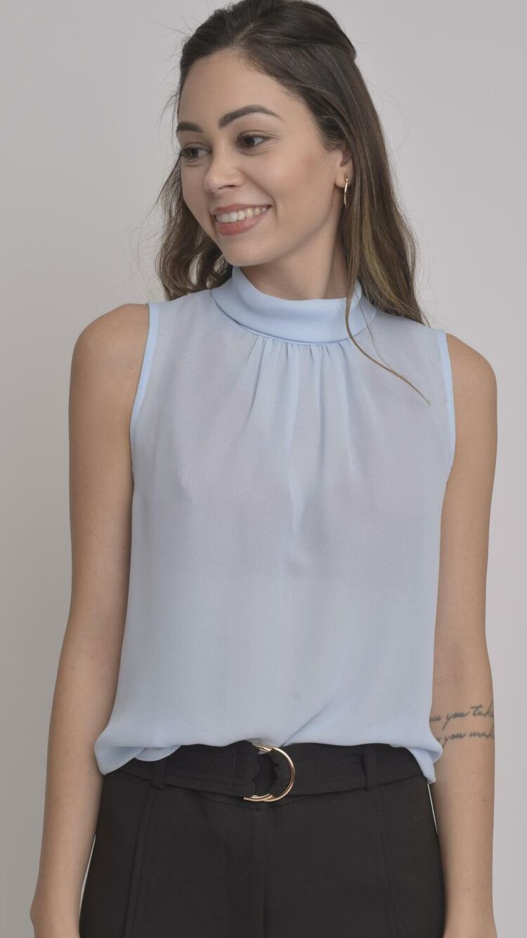 Imagem do produto Regata Azul em Crepe com Gola Refinada e Detalhe de Laço - Elegância e Versatilidade