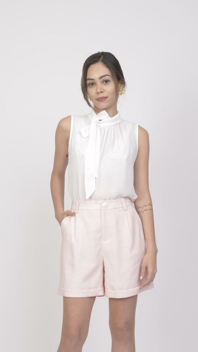 Imagem do produto Regata Branca em Crepe com Gola Refinada e Detalhe de Laço - Elegância e Versatilidade