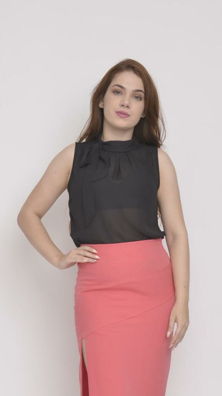 Imagem do produto Regata Preta em Crepe com Gola Refinada e Detalhe de Laço - Elegância e Versatilidade